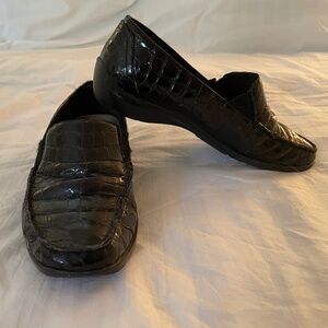 Step into Sleek Comfort with Rafini!